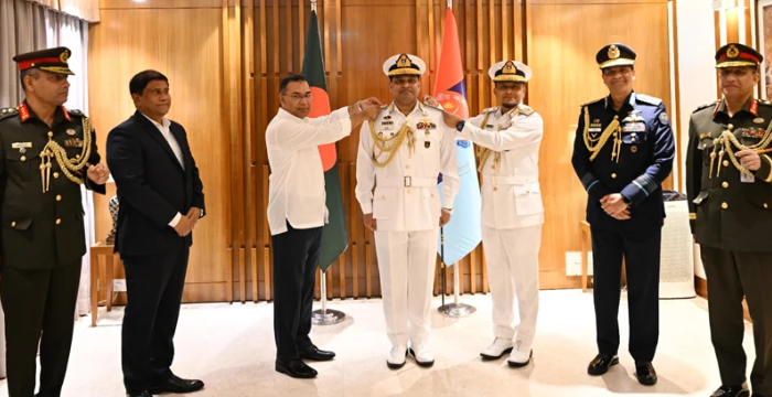 র‍্যাঙ্ক ব্যাজ পরিয়ে নৌবাহিনীর নতুন প্রধানকে দায়িত্ব দিলেন প্রধানমন্ত্রী